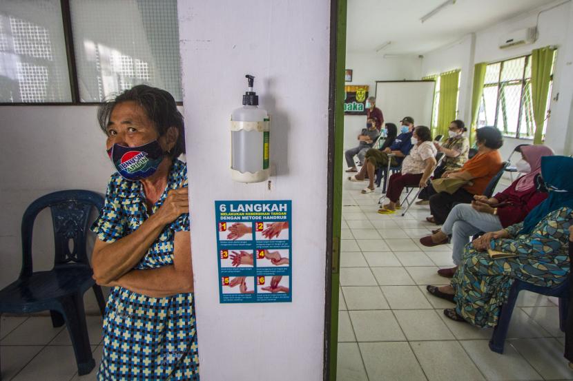 Sejumlah warga lanjut usia (lansia) antre mengikuti vaksinasi COVID-19 di Puskesmas Cempaka, Banjarmasin, Kalimantan Selatan, Senin (1/3/2021). Pemerintah Kota Banjarmasin, Kalimantan Selatan mengaktifkan lagi pemberlakuan pembatasan kegiatan masyarakat (PPKM) skala mikro hingga 31 Maret 2021. 