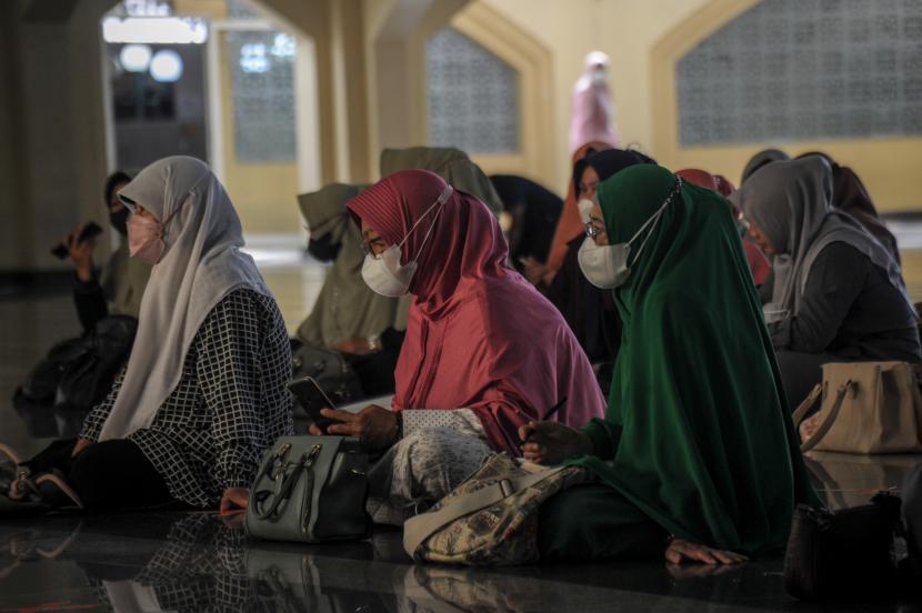 Sejumlah warga lansia mendengarkan tausiyah saat mengikuti Pesantren Ramadhan bagi lansia di Pusdai, Bandung, Jawa Barat, Kamis (7/4/2022). Pesantren kilat yang digelar oleh Majelis Taklim Pusdai Jawa Barat tersebut diikuti oleh puluhan lansia dengan program belajar mengaji serta kajian wawasan hukum islam yang berkaitan dengan kehidupan sehari-hari.