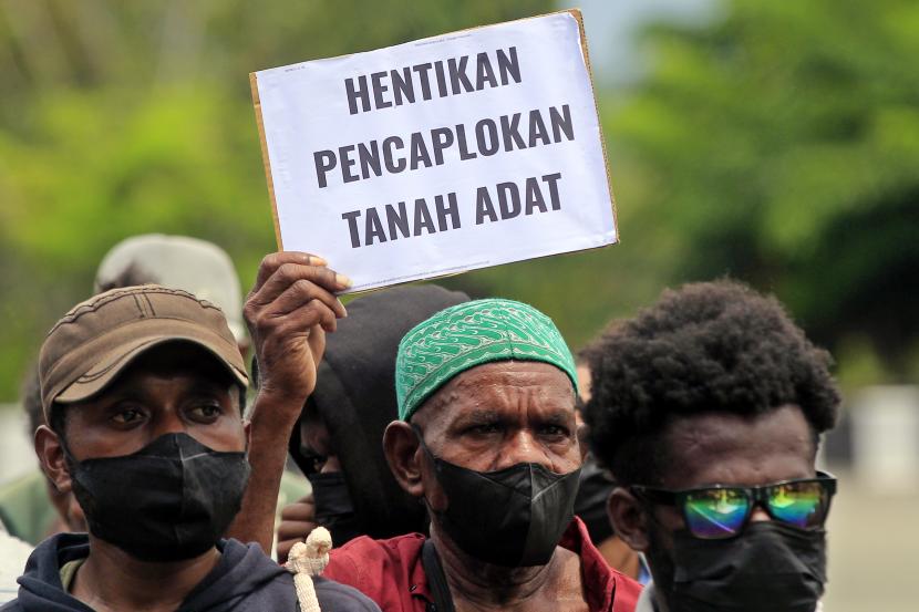 Sejumlah orang asli Papua (OAP) berunjuk rasa di kantor Bupati Jayapura, Sentani, Kabupaten Jayapura, Papua, Rabu (7/9/2022).