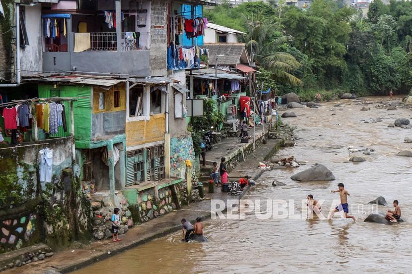 Sejumlah warga mandi di Sungai Ciliwung, Kota Bogor, Jawa Barat. Padahal sungai ini termasuk yang tercemat mikropalstik,