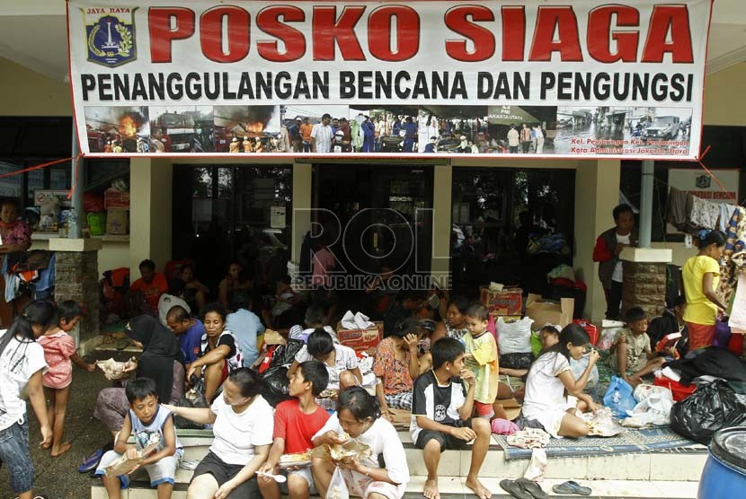  Sejumlah warga masih mengungsi di posko kantor kelurahan Penjaringan, Jakarta Utara, Kamis (24/1). (Republika/Adhi Wicaksono)