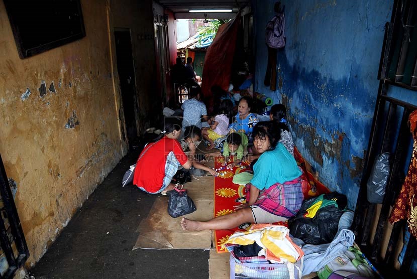  Sejumlah warga masih mengungsi meninggalkan rumah mereka yang terendam air di kawasan Kampung Pulo, Jakarta timur, Rabu (15/1).   (Republika/Prayogi)