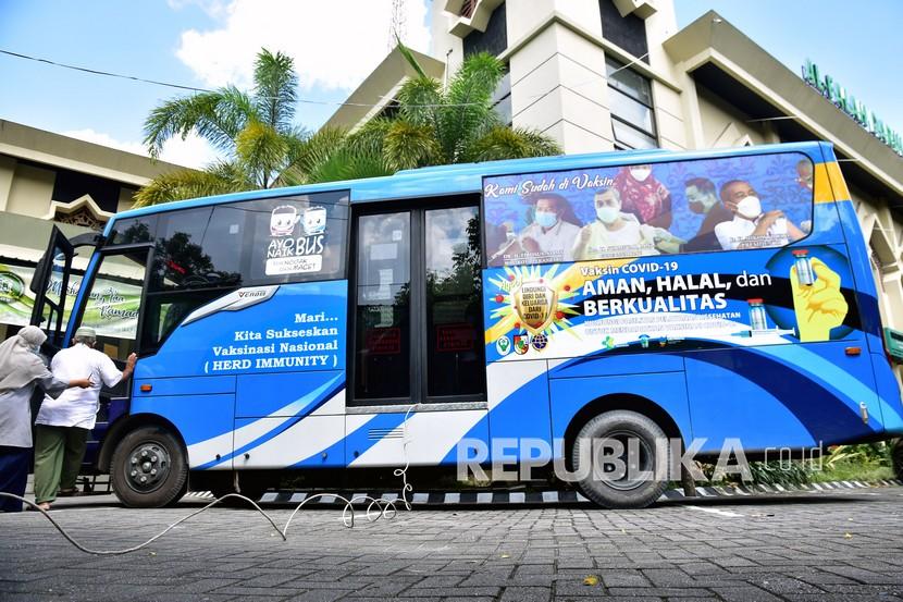 Sejumlah warga masuk ke bus Trans Metro Pekanbaru untuk vaksinasi COVID-19 di Kota Pekanbaru, Riau, Jumat (28/5/2021). Pemerintah Kota Pekanbaru mengubah lima bus trans metro menjadi layanan vaksinasi keliling untuk menjemput bola ke masyarakat guna meningkatkan cakupan vaksinasi COVID-19. 