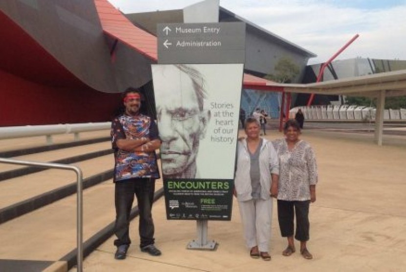Sejumlah warga masyarakat aborigin Gweagal meminta agar perisai nenek moyang mereka tetap berada di Australia. 