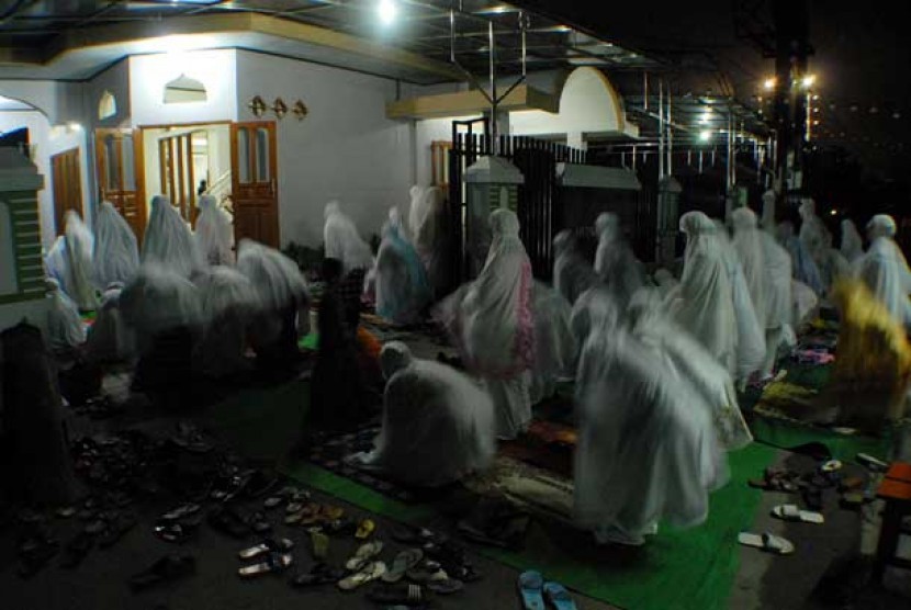 Sejumlah warga melaksanakan ibadah shalat tarawih di mushola.