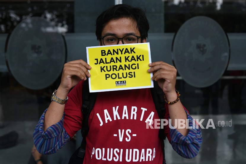 Sejumlah warga melakukan aksi mengawal sidang perdana gugatan terkait polusi udara Jakarta di Pengadilan Negeri Jakarta Pusat, Jakarta, Kamis (1/8/2019).