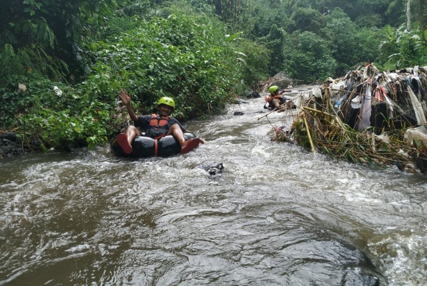Sejumlah warga melakukan kegiatan river tubing di Sungai Cikalang, Kecamatan Purbaratu, Kota Tasikmalaya, Ahad (9/2).