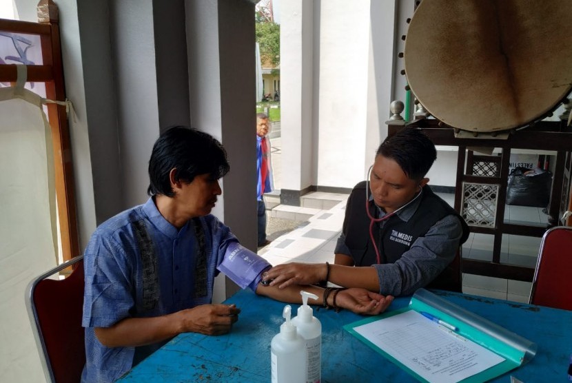 Sejumlah warga melakukan pemeriksaan kesehatan di acara Muhasabah Akhir Tahun yang digelar Republika di Pusdai Bandung, Selasa (31/12). Pemeriksaan kesehatan oleh tim medis dari RS Al Islam Bandung itu dilakukan secara gratis. 