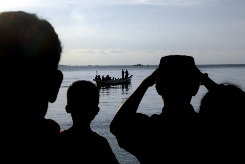 Sejumlah warga melakukan pencarian korban kapal motor Ladang Pertiwi yang tenggelam menggunakan kapal rakyat di Pelabuhan Rakyat Paotere, Makassar, Sulawesi Selatan.