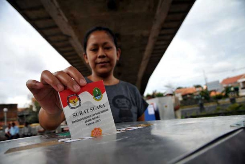  Sejumlah warga melakukan pencoblosan pada Pemilihan Gubernur (Pilgub) Jawa Barat di salah satu tempat pemungutan suara (TPS) di kawasan Kolong Jembatan Pasupati, Jawa Barat, Ahad (24/2). 