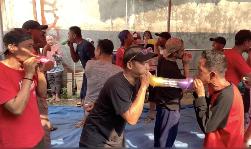 Sejumlah warga melakukan perlombaan tiup balon dalam rangka peringati HUT RI ke-78.