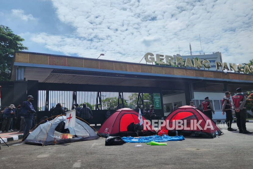 Sejumlah warga melangsungkan aksi menolak Revisi Undang-Undang TNI dengan berkemah di kompleks DPR RI.