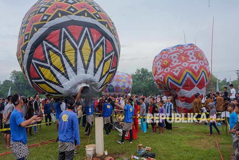 (ILUSTRASI) Sejumlah warga bersiap menerbangkan balon udara saat kegiatan festival. 