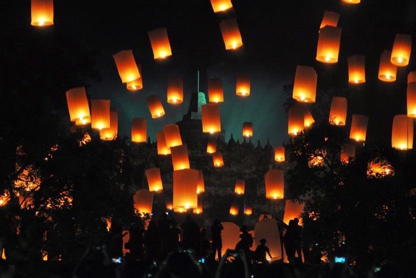 Sejumlah warga melepaskan lampion ke langit saat acara Borobudur Nite 2017 di taman Aksobya kawasan Taman Wisata Candi (TWC) Borobudur, Magelang, Jateng, Senin (1/1). Sedikitnya 2.500 lampion perdamaian diterbangkan dalam rangka menyambut tahun baru 2018 Masehi.