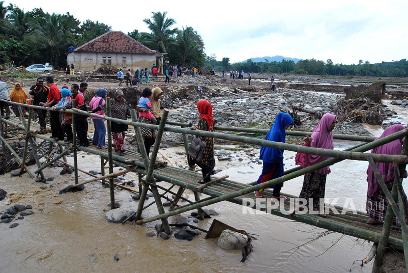 Sejumlah warga melewati jembatan darurat dari bambu karena jalan terputus akibat banjir bandang di Kampung Parung Sapi, Desa Kalong Sawah, Kecamatan Jasinga, Kabupaten Bogor, Jawa Barat, Kamis (9/1/2020). Posko Induk Kemensos siaga selama masa tanggap darurat. Ilustrasi.