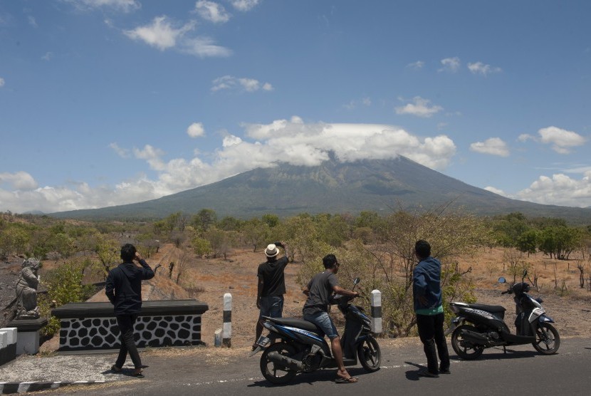 Sejumlah warga melihat Gunung Agung dari Desa Batu Niti yang berjarak sekitar 12 kilometer dari gunung berstatus awas itu, Karangasem, Bali, Senin (25/9).