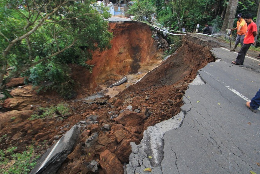 Sejumlah warga melihat jalan penghubung Kuningan-Majalengka yang amblas (ilustrasi)