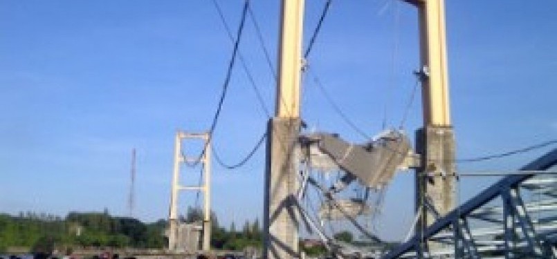Sejumlah warga melihat Jembatan Mahakam yang ambruk yang membentang antara Tenggarong dan Tenggarong Seberang, Sabtu (26/11).