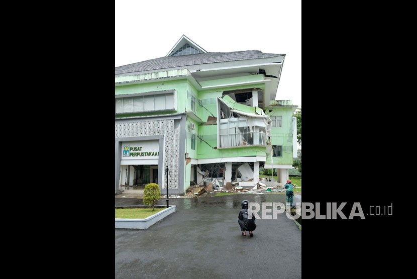 Sejumlah warga melihat kondisi gedung Perpustakaan Institut Agama Islam Negeri (IAIN) Ambon yang rusak akibat adanya pergerakan tanah di kawasan kampus IAIN, Desa Batu Merah, Ambon, Maluku, Kamis (6/6/2019).