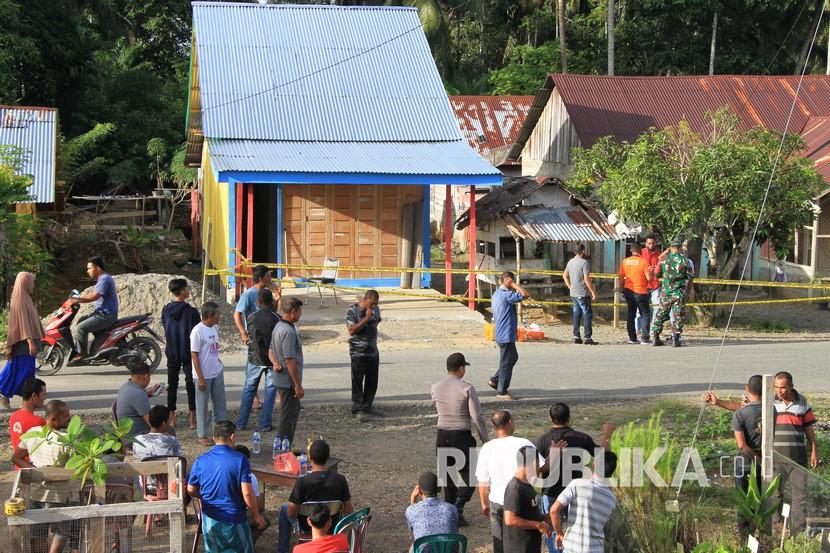 Sejumlah warga melihat kondisi rumah salah satu Anggota DPRK Aceh Barat yang dilempar granat oleh orang tidak dikenal (OTK) di Desa Alue Perman, Kecamatan Woyla Barat, Kabupaten Aceh Barat, Aceh, Senin (8/6/2020).   