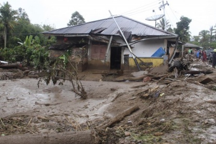 Sejumlah warga melihat kondisi rumah yang rusak akibat banjir bandang di Nagari Tanjung Bonai, Lintau Buo, Kabupaten Tanah Datar, Sumatera Barat, Jumat (12/10). 