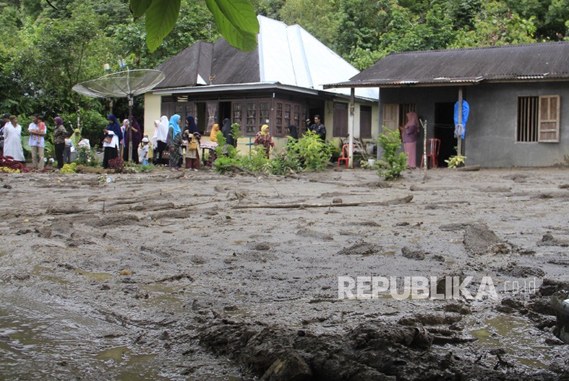 Sejumlah warga melihat kondisi rumah yang terkena banjir bandang, di Jorong Galapuang, Nagari Tanjungsani, Kab.Agam, Sumatera Barat, Kamis (21/11/2019).