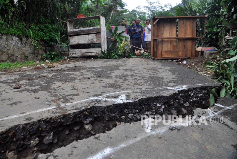 Sejumlah warga melihat lokasi bencana tanah bergerak, di Desa Bantar, Wanayasa, Banjarnegara, Jawa Tengah, Jumat (12/1).