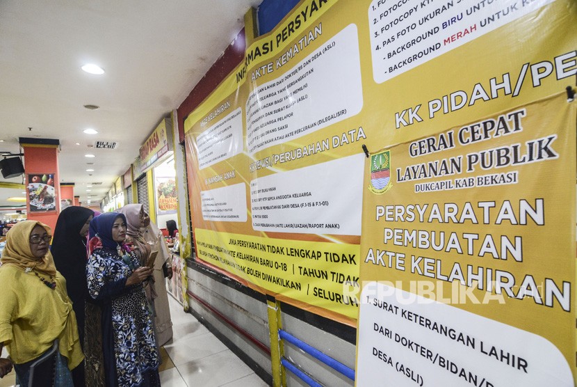 Sejumlah warga melihat papan informasi di Gerai Cepat Layanan kependudukan di Sentra Grosir Cikarang (SGC) di Kabupaten Bekasi, Jawa Barat, Jumat (1/11/2019). 