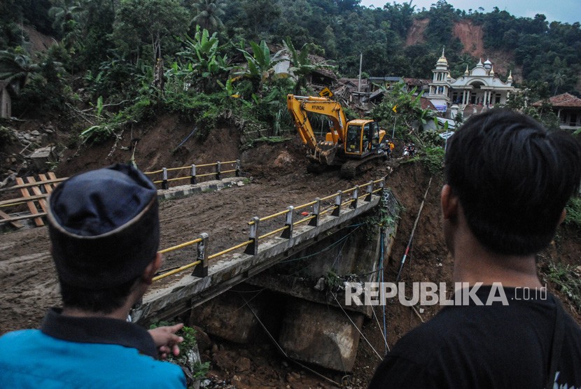 Dinkes Lebak Jamin Obat-obatan untuk Pengungsi Cukup. Sejumlah warga melihat proses pembersihan material longsor di Kampung Cinyiru, Lebak, Banten, Kamis (9/1/2020).