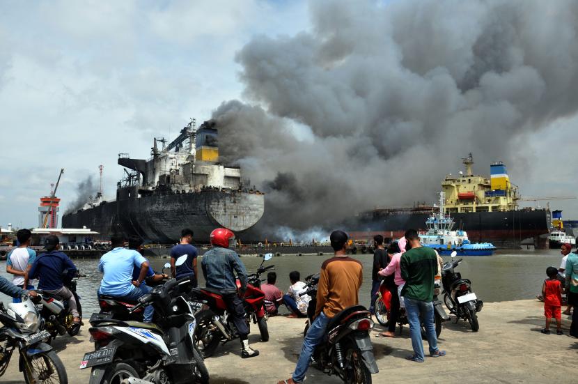Identitas Tujuh Korban Kebakaran Kapal Tanker di Belawan. Sejumlah warga melihat terbakarnya kapal tanker MT JAG LEELA di Pelabuhan Belawan Medan, Sumatera Utara, Senin (11/5/2020). Penyebab terbakarnya kapal tanker MT JAG LEELA yang sedang dalam perawatan atau 