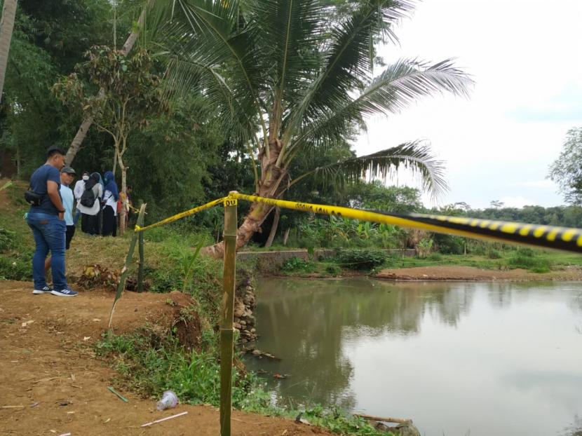 Sejumlah warga melihat TKP susur sungai di Sungai Cileueur, Kecamatan Cijeunjing, Kabupaten Ciamis, Senin (18/10).