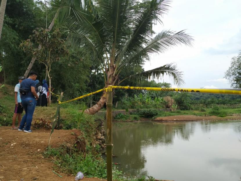 Sejumlah warga melihat TKP susur sungai di Sungai Cileueur, Kecamatan Cijeunjing, Kabupaten Ciamis, Senin (18/10). 