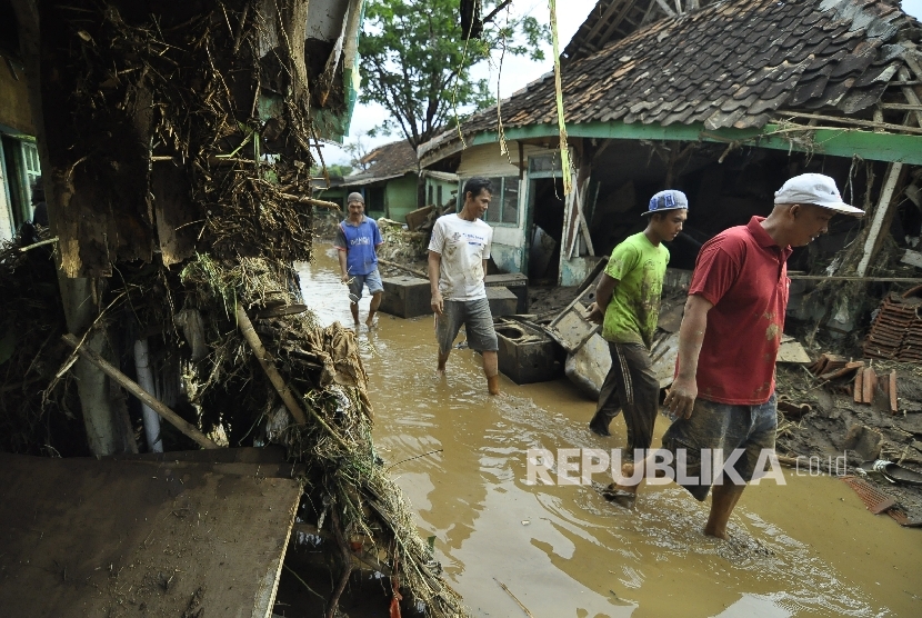 Sejumlah warga melintas di Kampung Cimacan pasca banjir bandang, Kecamatan Tarogong Kidul, Kabupaten Garut, Rabu (21/9).