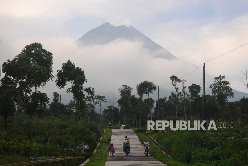Sejumlah warga melintasi jalan pedesaan Tlogomulyo, Tlogolele, Selo, Boyolali, Jawa Tengah. Masyarakat pedesaan memiliki budaya cara bertahan hidup di tengah paceklik termasuk pandemi covid-19
