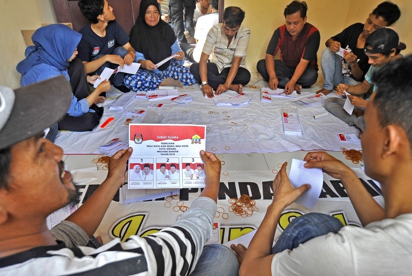 Sejumlah warga melipat kartu suara pemilihan Wali Kota Serang untuk Pilkada Serentak di Kantor KPU Serang, Banten, Selasa (29/5). 
