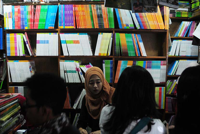  Sejumlah warga memadati pasar buku bekas Palasari, Kota Bandung, Ahad (2/8).  (foto : Septianjar Muharam)