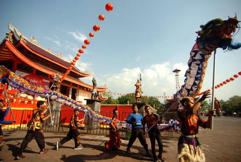 Sejumlah warga memainkan ular naga di Klenteng Sam Poo Kong, Semarang, Jawa Tengah, Ahad (4/8/2019). Perayaan Tahun Baru Imlek 2574 sudah di depan mata yakni pada Ahad (22/1/2023). Kemudian berdasarkan Surat Keputusan Bersama (SKB) tentang Hari Libur Nasional dan Cuti Bersama Tahun 2023, cuti bersama Imlek jatuh pada Senin (23/1/2023).