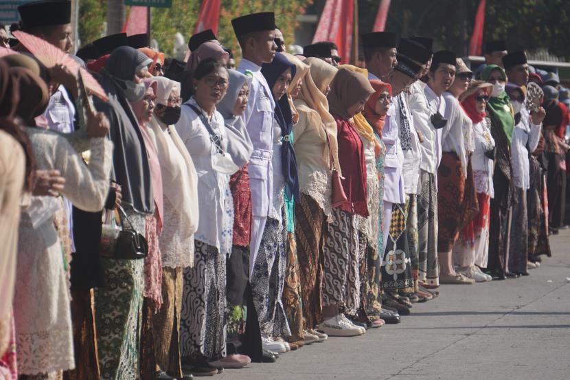 Sejumlah warga memakai pakaian batik mengikuti upacara di Kawasan Budaya Jetayu, Pekalongan, Jawa Tengah. Pemprov Jateng siap mendukung Kota Pekalongan menjadi pusat batik dunia.