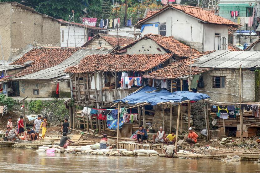 Sejumlah warga memancing di kawasan permukiman padat penduduk di bantaran Sungai Cisadane, Pancasan, Kota Bogor, Jawa Barat.