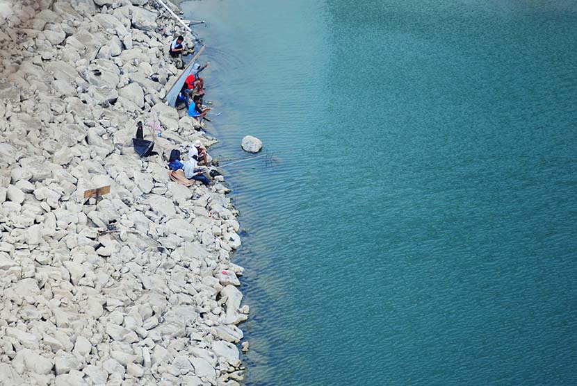  Sejumlah warga memancing di kawasan waduk Jatigede, Kabupaten Sumedang, Rabu (29/7).    (foto : Septianjar Muharam)