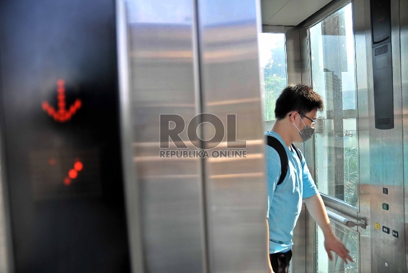 Sejumlah warga memanfaatkan lift. (ilustrasi)