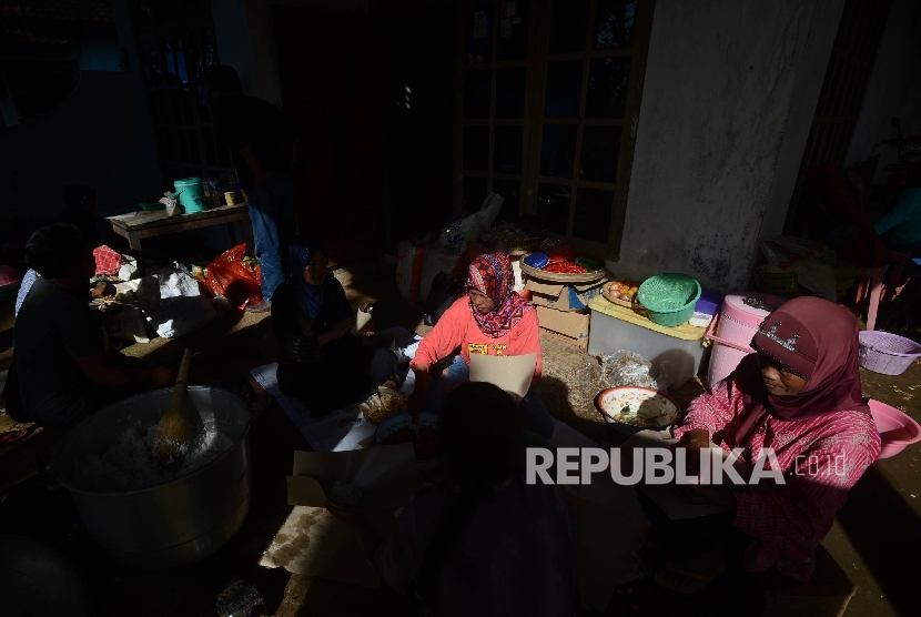 Sejumlah warga memasak di dapur umum tanggap bencana longsor Desa Banaran, di Kecamatan Pulung, Ponorogo, Jawa Timur, Selasa (4/4). 