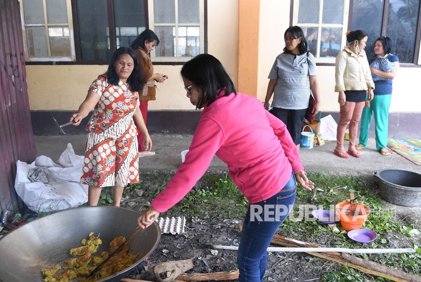 Sejumlah warga memasak di posko pengungsian Tongkonan Toraja, Kota Wamena, Kabupaten Jayawijaya, Papua, Sabtu (12/10/2019). 