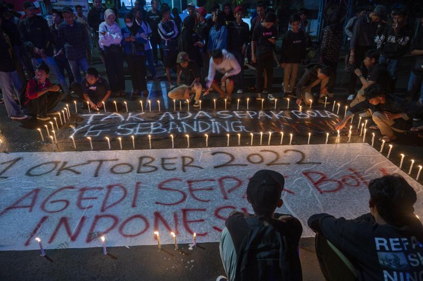 Sejumlah warga membakar lilin sebagai bentuk keprihatinan atas tragedi di Stadion Kanjuruhan, Malang, Jawa Timur. Korban selamat dari tragedi Kanjuruhan mencari keadilan karena keluarganya meninggal.