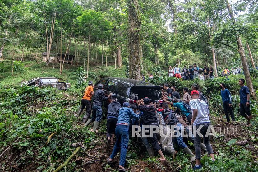 Sejumlah warga membantu mengevakuasi sebuah kendaraan mobil yang terperosok ke dalam jurang di kawasan Hutan Halimun Salak, Malasari, Kecamatan Nanggung, Kabupaten Bogor, Jawa Barat, Sabtu (9/4/2022).