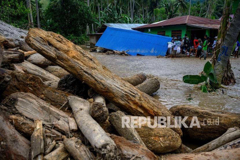 Sejumlah warga membantu menyelamatkan barang-barang dari rumah yang ambruk akibat banjir bandang di Desa Rogo, Kecamatan Dolo Selatan, Kabupaten Sigi, Sulawesi Tengah, Selasa (15/9/2020). Banjir bandang yang terjadi pada Senin (14/9/2020) malam karena hujan lebat itu mengakibatkan sedikitnya 15 rumah warga rusak berat dan puluhan lainnya rusak ringan dan digenangi lumpur. Sebanyak 59 Kepala Keluarga atau atau 224 jiwa terpaksa mengungsi ke tempat aman. 