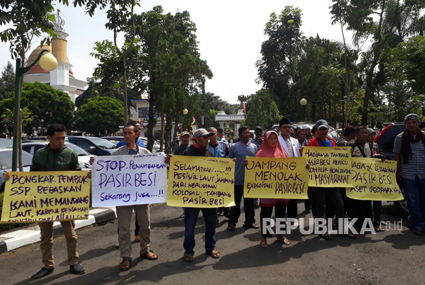 Sejumlah warga membawa spanduk dan poster menuntut pencabutan izin usaha tambang pasir besi di selatan Kabupaten Sukabumi di Pendopo Negara Sukabumi Selasa (29/8).