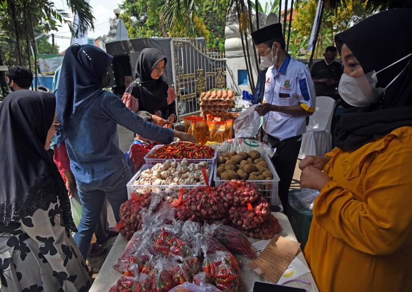 Sejumlah warga membeli bahan kebutuhan pokok di pasar murah Bazar Ramadhan di Alun-alun Kramatwatu, Serang, Banten, Selasa (19/4/2022). Pemkot Serang bekerja sama dengan Perum Bulog dan sejumlah toko swalayan menggelar Bazar Ramadhan tersebut untuk membantu warga memenuhi kebutuhan pokok seperti beras, gula, minyak goreng, telur dan komoditas sayur dengan harga lebih murah dari harga di pasaran.