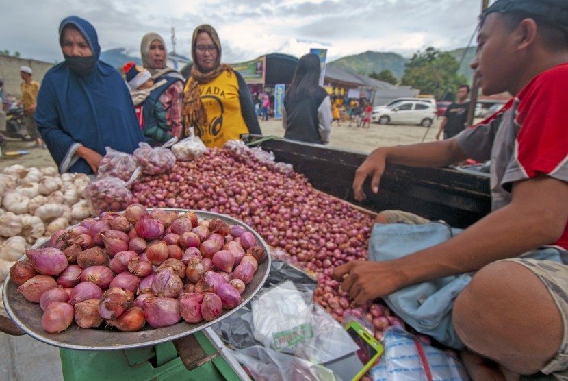 Sejumlah warga membeli bawang di salah satu pedagang musiman di Palu, Sulawesi Tengah, Rabu (24/4/2019).