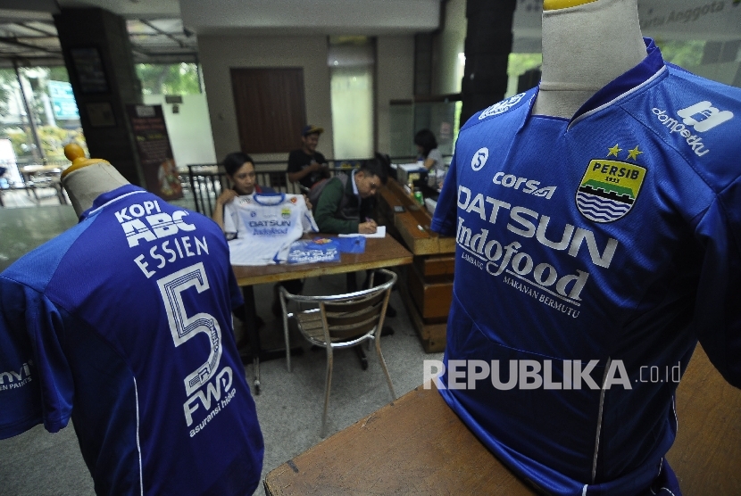  Sejumlah warga membeli jersey Michael Essien di Graha Persib, Jalan Sulanjana, Kota Bandung, Kamis (16/3).
